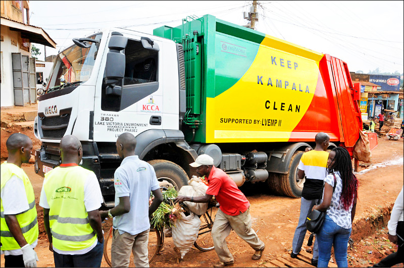 中英對照讀新聞》Uganda makes monthly community clean-up mandatory 烏干達強制每個月清掃社區