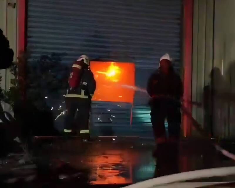 宜蘭冬山鄉工廠深夜火警 廠內放置甲苯消防員破門撲滅