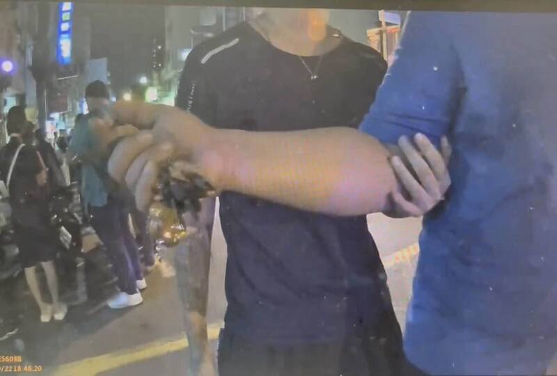排到一肚子火!彰化不二坊排隊失控 兩男當街互罵