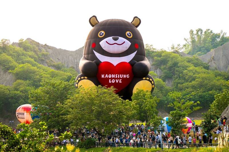 高雄熱氣球本週登場 28公尺高雄熊熱氣球升空
