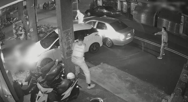 高雄持槍通緝犯衝撞警車拒捕 母親一句話勸降成功