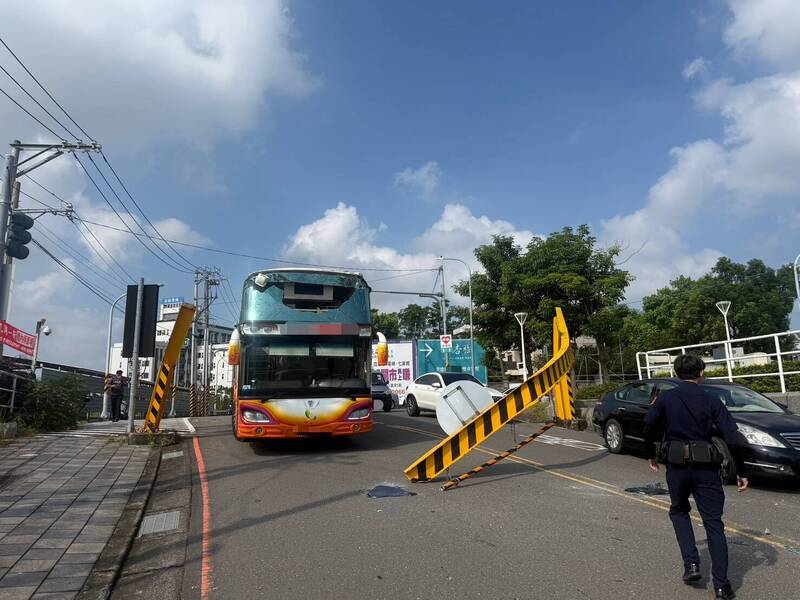 高雄仁武遊覽車疑誤闖涵洞 限高架斷了、擋風玻璃碎了