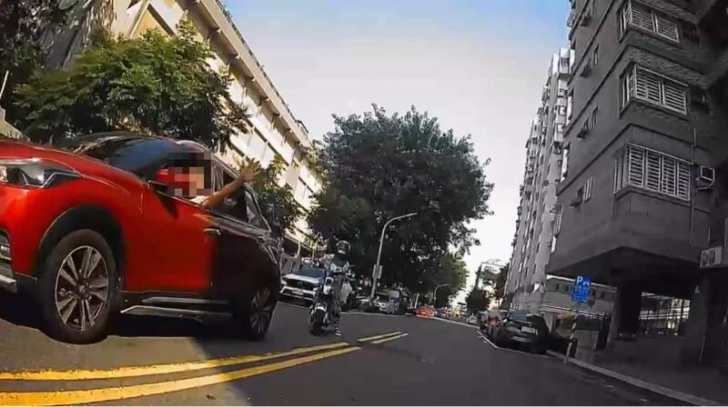 孕妻突出血!男駕車急伸手求援 高雄警開道4分鐘送抵醫院