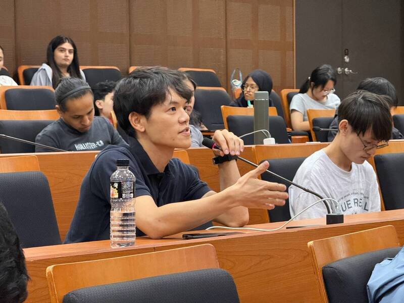 大學生們關心台灣未來，提問熱絡。（國立中山大學提供）