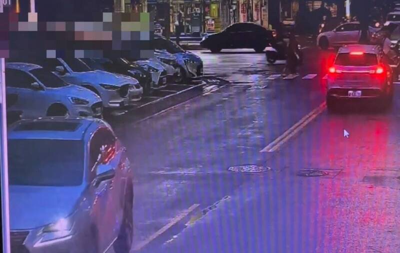 高雄街頭暴力衝突!42歲男駕駛街口下車 持器械朝21歲男駕駛揮舞