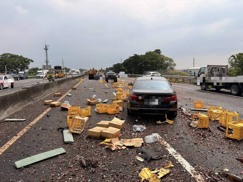 國道又醉了 福高台南段貨車自撞米酒散落