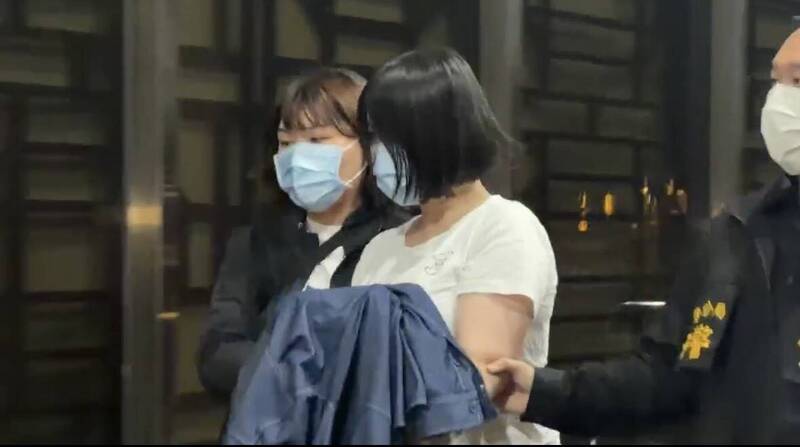 江羿潔透過職務之便，領走受監護宣告的老人戶頭內的錢，被移送台北地檢署。（記者劉詠韻攝）