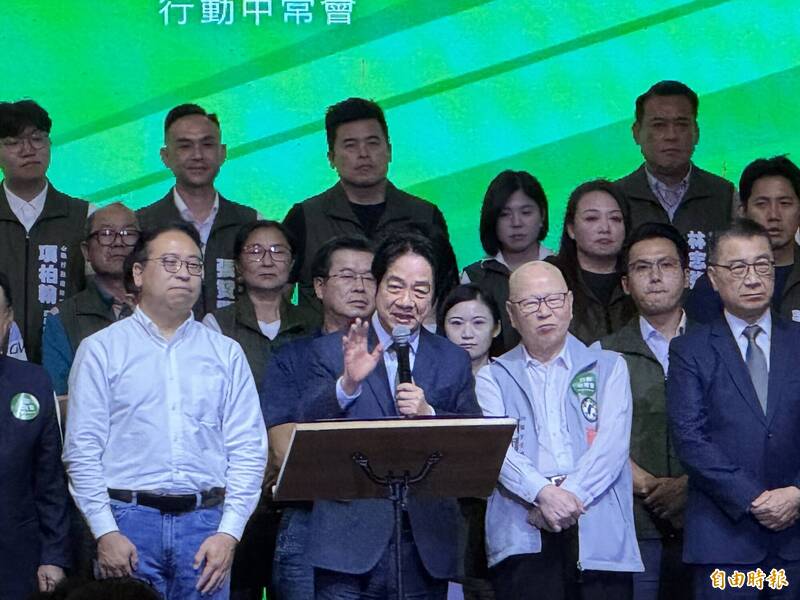 賴清德（中）出席民進黨「行動中常會」桃園場，稱讚民進黨桃園市長參選人黃世杰（左）是未來帶領桃園市的最佳市長人選。（記者李容萍攝）