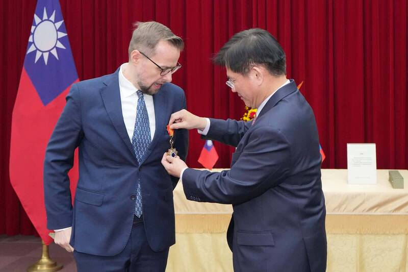 台捷關係快速深化的4年!捷克駐台代表史坦格將離任 林佳龍頒贈獎章