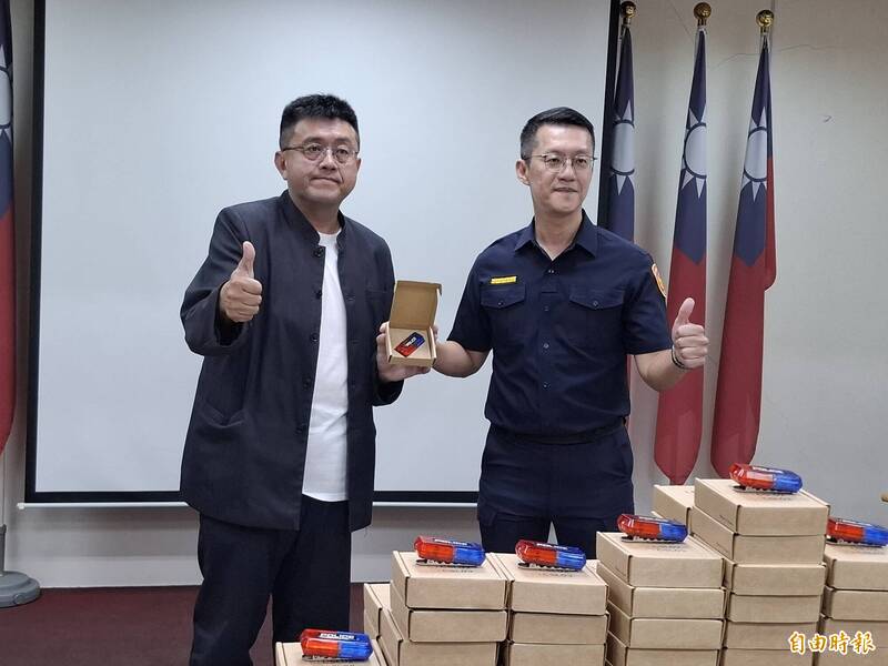 員警寒夜守護治安 馬公城隍廟致贈馬公警分局300個警用肩燈