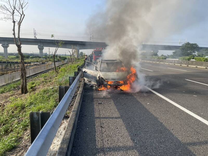 車輛不明原因起火，消防人員趕抵灌救，卻發現車內空無一人，駕駛也未留在現場。（民眾提供）