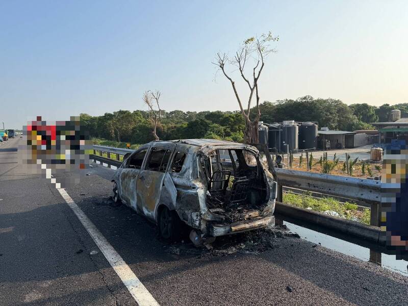 車子燒到只剩鐵架，車主仍未現身。（民眾提供）