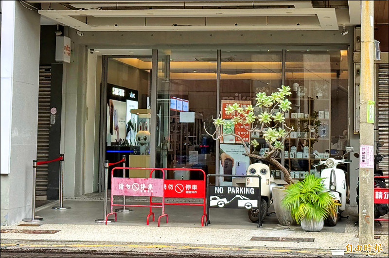 神鬼女店員偷487支iPhone賤賣 千萬贓款賭光