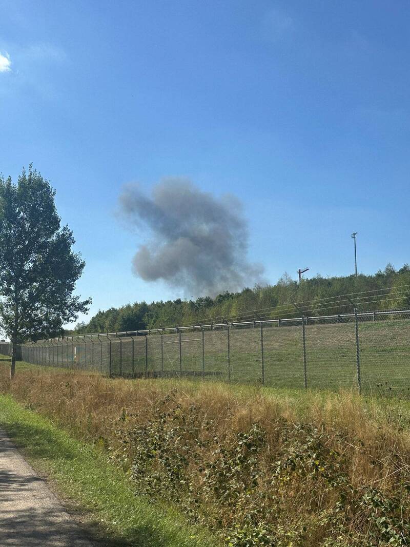 1架隸屬史班達勒姆空軍基地的F-16戰鬥機22日墜毀，事故地點冒出濃煙。（路透）