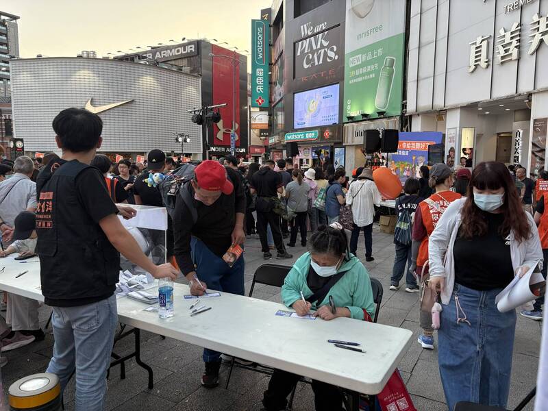 沈伯洋突襲西門町!「市長給我聽好了」 快閃發言台人潮曝光