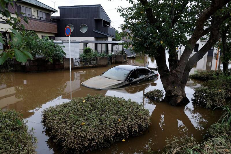「杜鹃」台风在关东地区及伊豆群岛降下破纪录大雨，各地接连发生土石灾害及河川泛滥造成的淹水灾情。（路透）