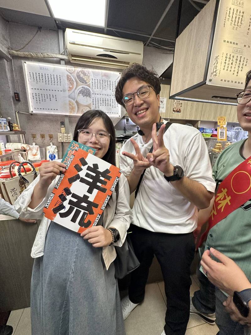 沈伯洋延三夜市掃街人潮塞爆! 幕僚護孕婦見本人圓夢簽名