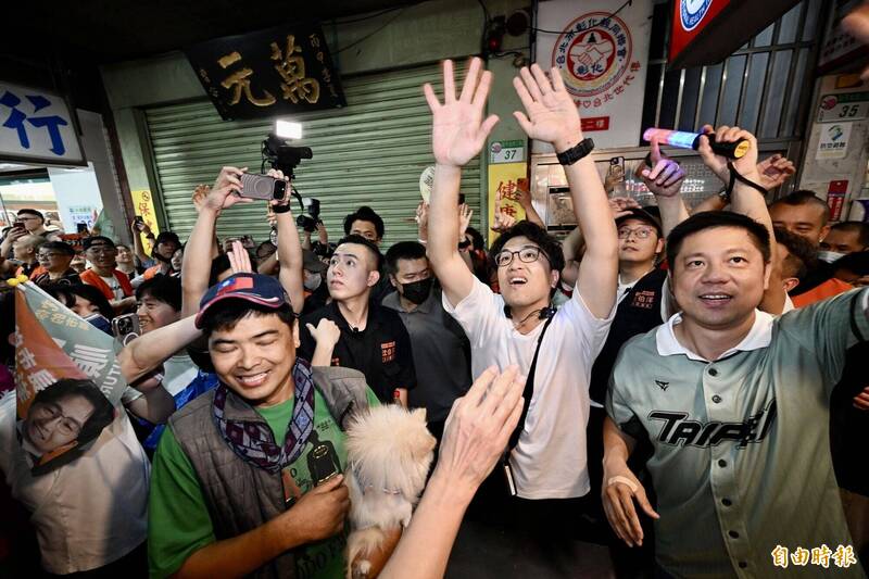 為沈伯洋破例出門!中風長者坐輪椅到延三夜市 下一幕暖哭萬人