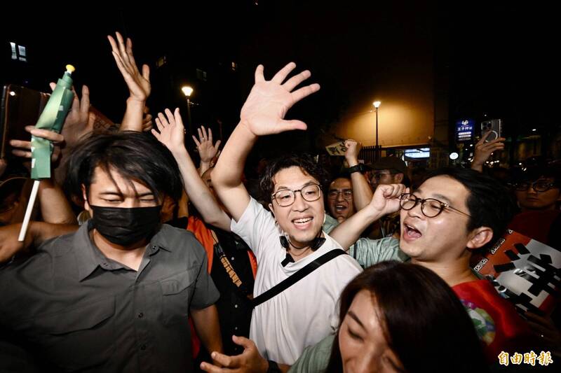 突襲延三夜市人潮擠爆!沈伯洋深夜感動致謝:真的有被你們嚇到