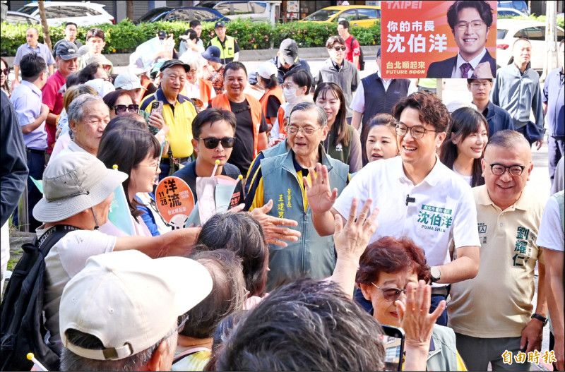 台北市長參選人沈伯洋昨前往古亭南福宮參香，受到民眾歡迎。（記者劉信德攝）
