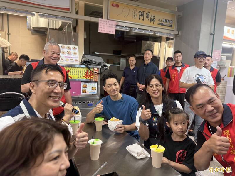 深入綠選區拜票人氣旺 蔣萬安團隊「吃完早餐沒收」惹攤商抱怨