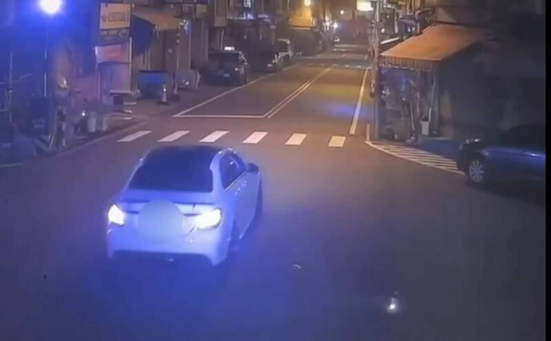 深夜開車丟鞭炮!苗栗2男挨罰 車主「1原因」獲免罰