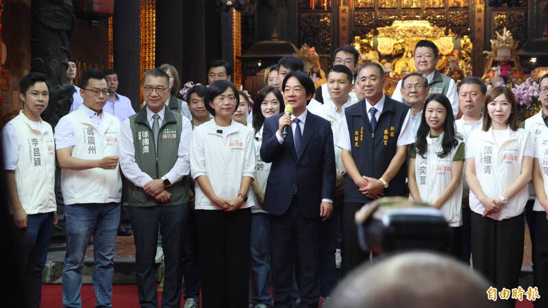 總統賴清德（持麥克風）曝「AI紅利」普發1萬起初是民進黨新北市長參選人蘇巧慧（左4）建議。（記者黃政嘉攝）