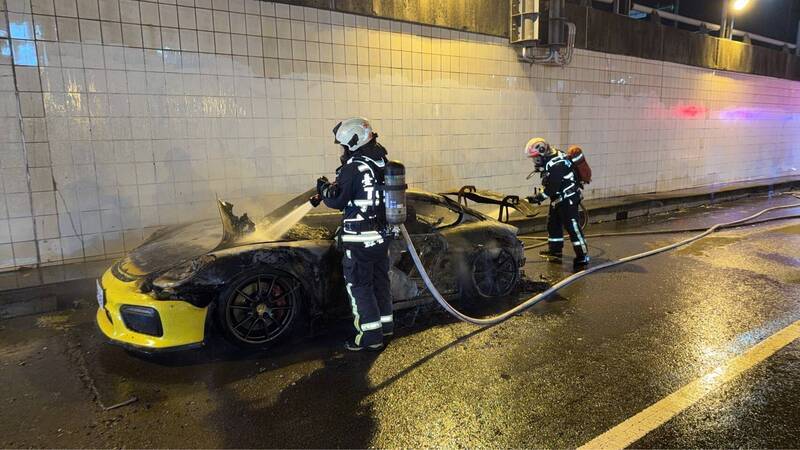 跑車變火球!台74線保時捷瞬間陷火海 駕駛乘客驚險逃生