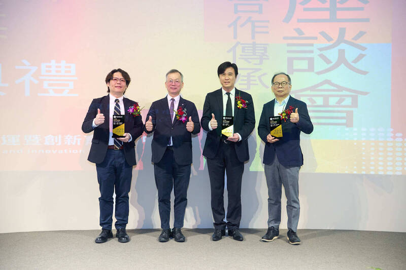 政大首辦產學合作績優獎 人文跨AI、區塊鏈開拓產學新模式