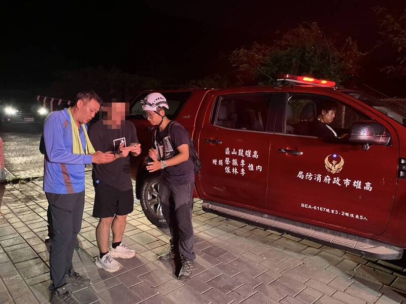 高雄柴山天黑迷途 登山客手機求救警消尋獲助下山