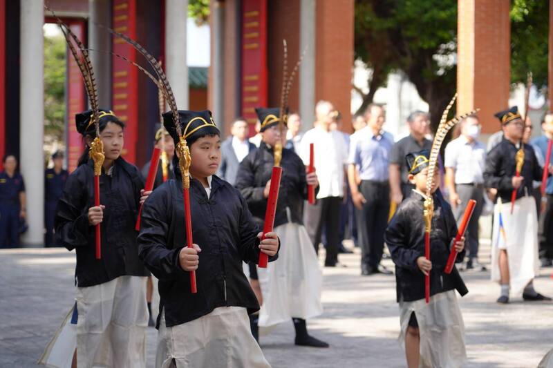 澎湖縣紀念孔子誕辰2576周年釋奠大典 發放智慧糕