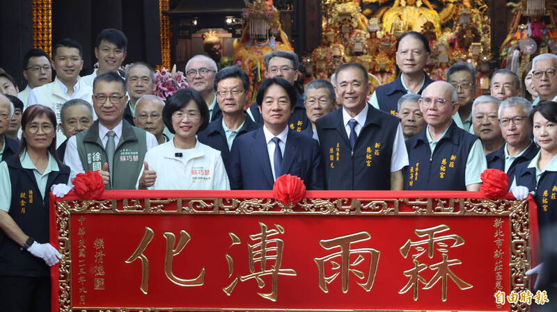 總統賴清德（左4）與民進黨新北市長參選人蘇巧慧（左3）等人合影。（記者黃政嘉攝）