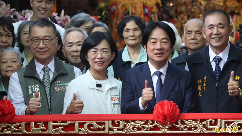 總統賴清德（右2）與民進黨新北市長參選人蘇巧慧（左2）等人合影。（記者黃政嘉攝）