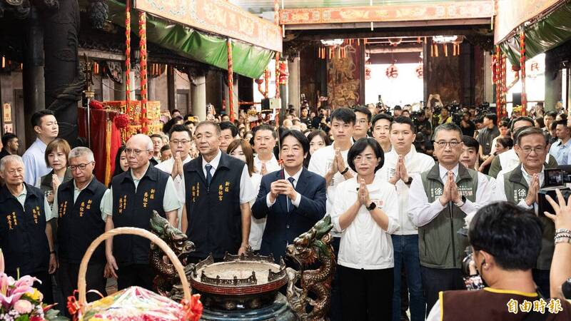 總統賴清德（前排右4）與民進黨新北市長參選人蘇巧慧（前排右3）等人在新莊慈祐宮參香。（圖由蘇巧慧競總提供）