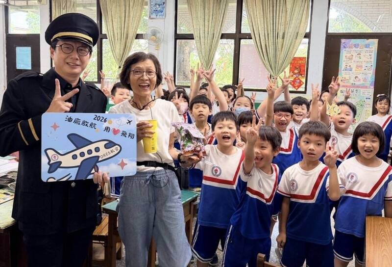 高雄市油廠國小校長化身機長送餐 提前歡慶教師節