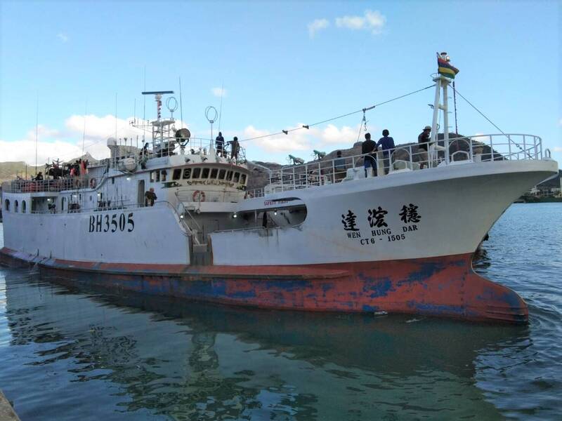 不是所有英雄都穿披風!台灣漁船「穩浤達」馳援印尼失火船隻 救起36名船員