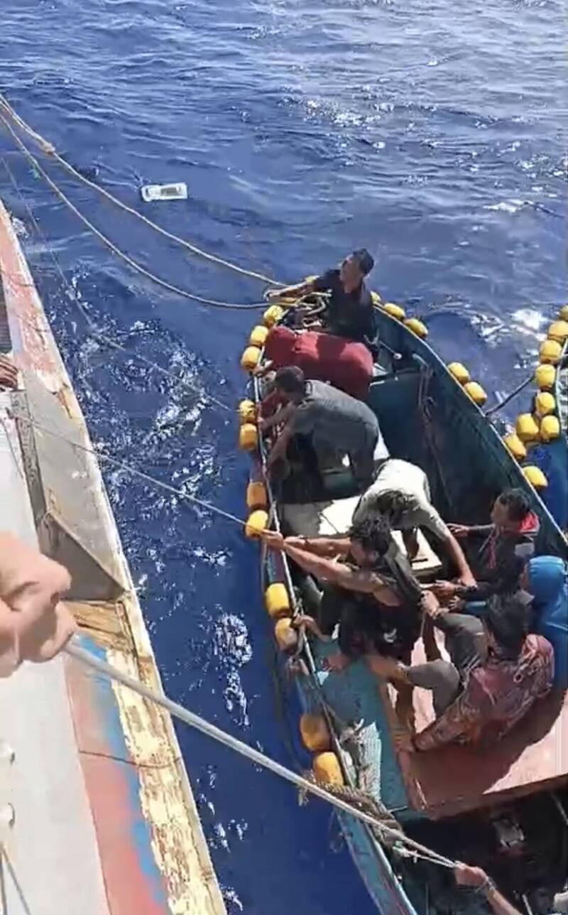 「穩浤達」漁船將失火印尼漁船的船員救起。(漁業署提供)