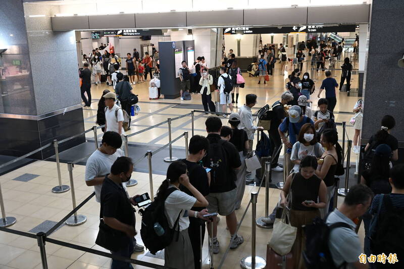 連假前夕「貪食蛇」再現!高鐵南港站塞爆 自由座旅客卡閘口爆怒火