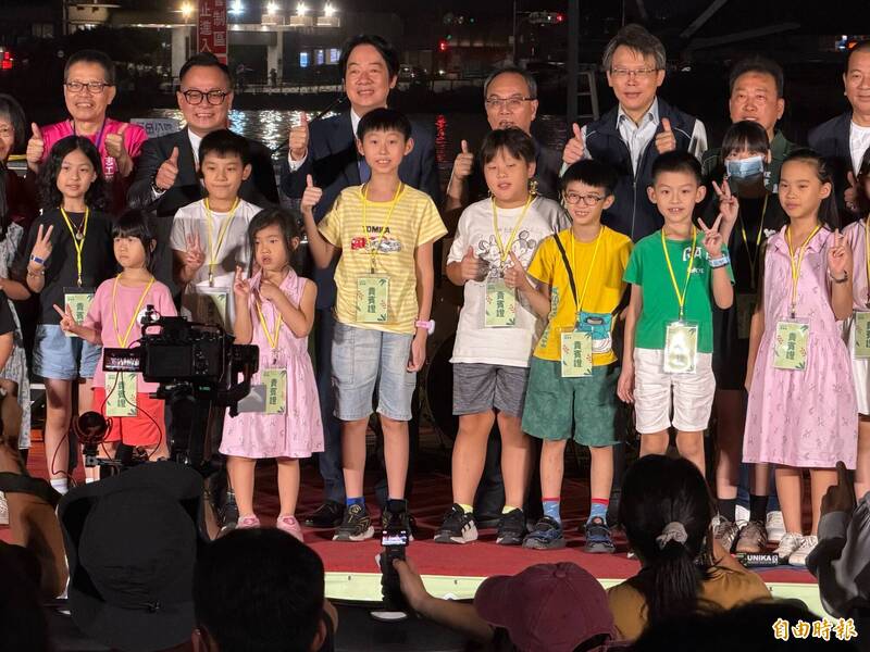 「黃阿瑪的後宮生活」大型水上氣球今天晚上舉行點燈開幕，幼兒園孩童與總統等貴賓合影。（記者俞肇福攝）