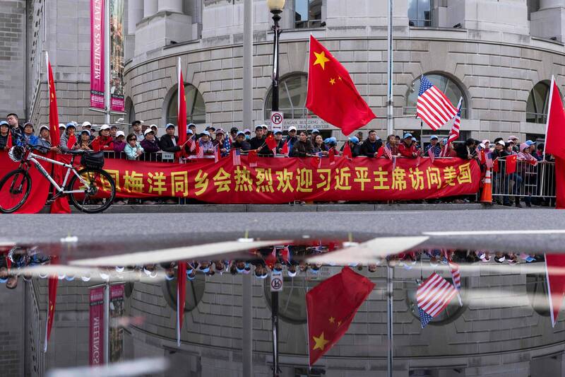 也有支持者冒雨守候,在華爾道夫飯店外,熱烈揮舞中美國旗迎習近平。(法新社資料照)