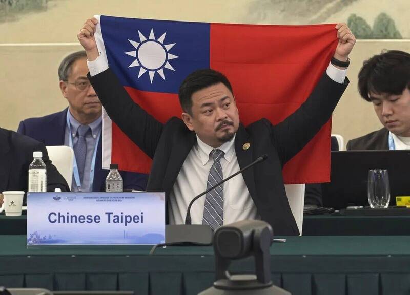洪申翰APEC「高舉國旗」照瘋傳!網起底是AI合成假消息 梁文傑也傻眼