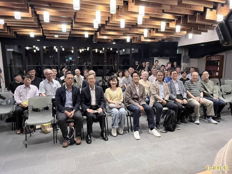 重量級學者接力提問沈伯洋 網讚:一打好幾十像一對多下盲棋