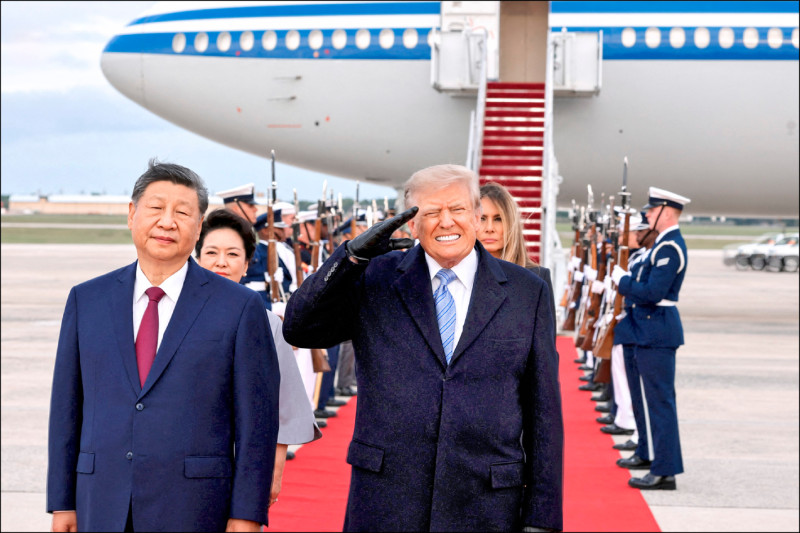 中國國家主席習近平抵美進行國是訪問，受到美國總統川普隆重迎接，兩人並一起走過三十公尺長的紅地毯。（路透）