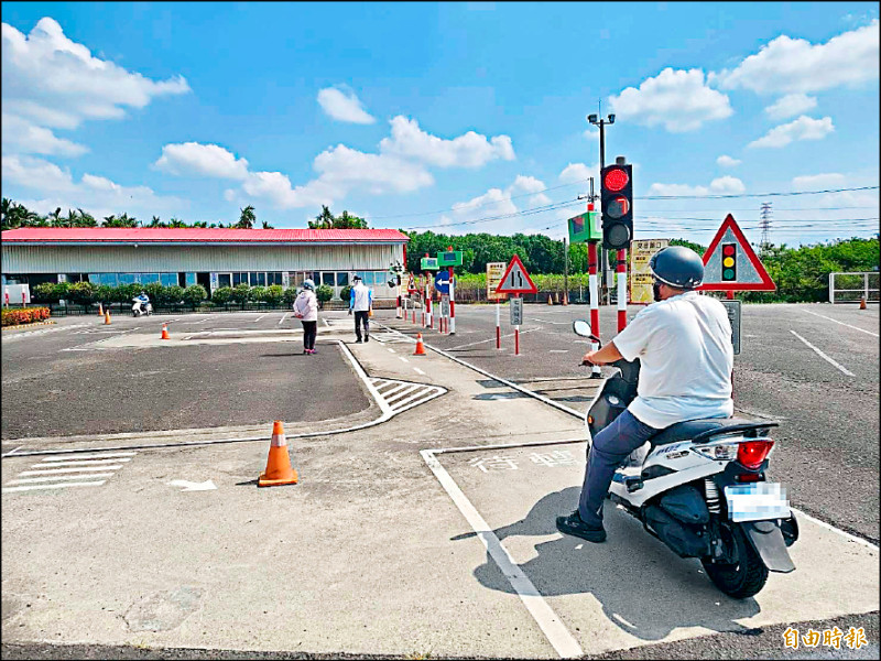 明年試辦機車駕照增路考