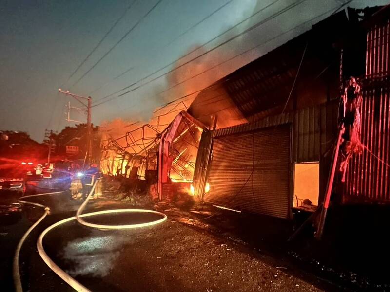 台南電腦回收場深夜大火灌救7小時!環保局籲:出門戴口罩