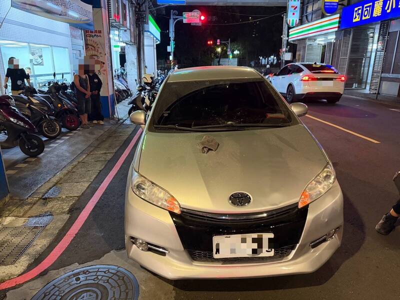中和行人過馬路遭撞捲車底! 4路人合力拉出送醫