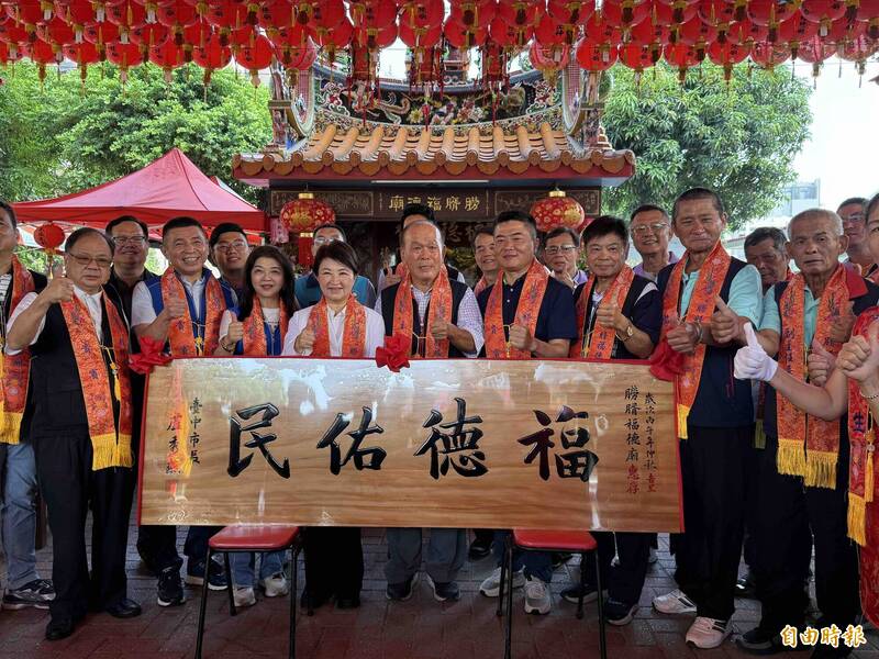 盧秀燕今天到烏日朥（月胥）福德廟贈匾。（記者蔡淑媛攝）