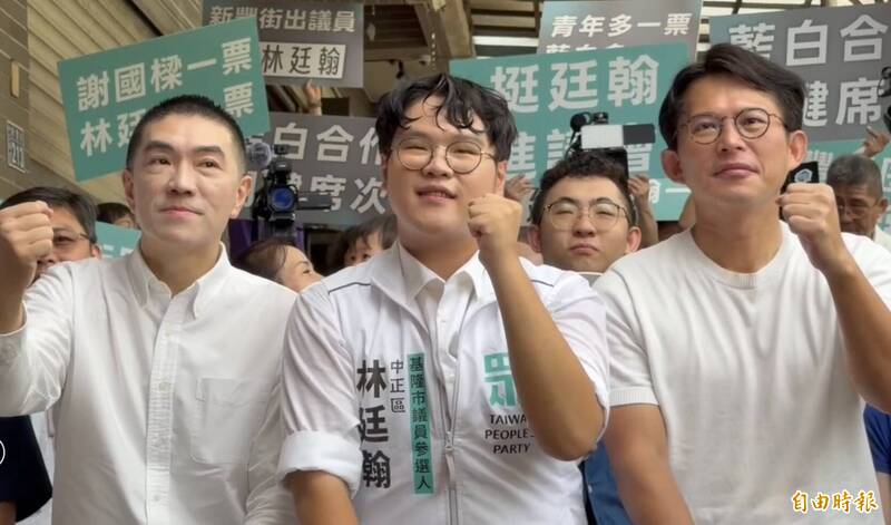 民進黨主席黃國昌(右)與基隆市長謝國樑(左)都出席民眾黨市議員參選人林廷翰競總成立。(記者盧賢秀攝)