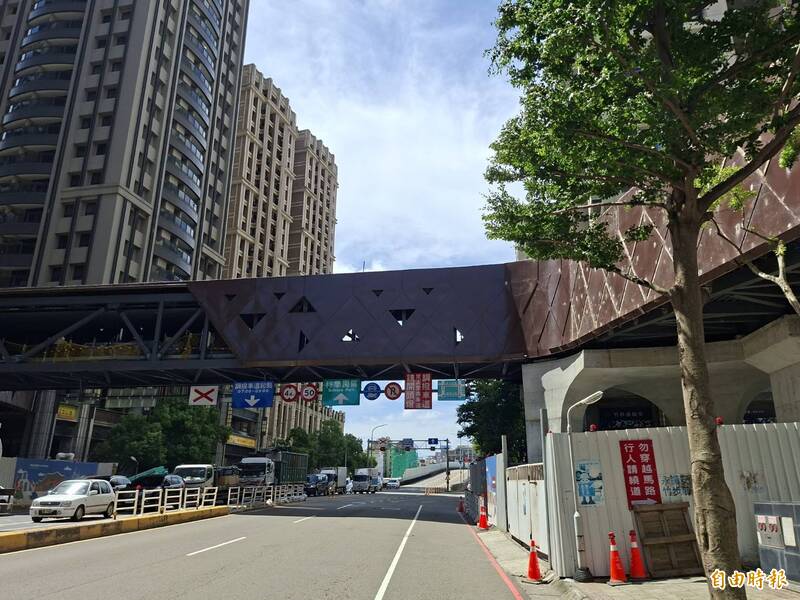 1.2億關埔慈雲空橋限高標誌不合法又不美? 竹市府:實測超過法規標準