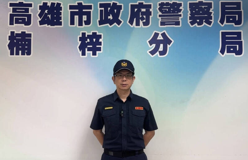 高雄驚見「單車特技哥」馬路懸空趴騎 警認證違規要罰